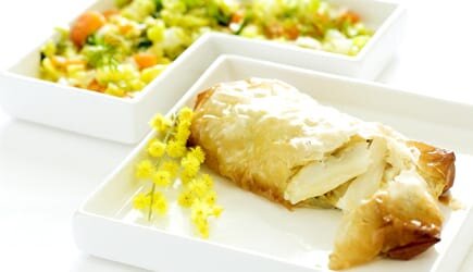 Massa filo recheada com Bacalhau acompanhada de legumes salteados