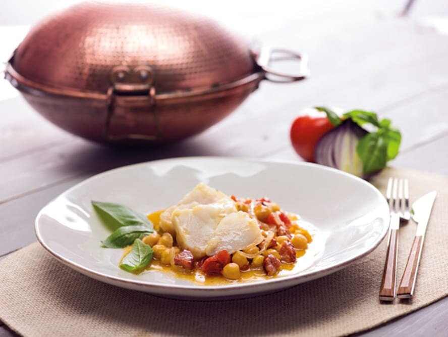 Cataplana de bacalhau com grão-de-bico e chouriço