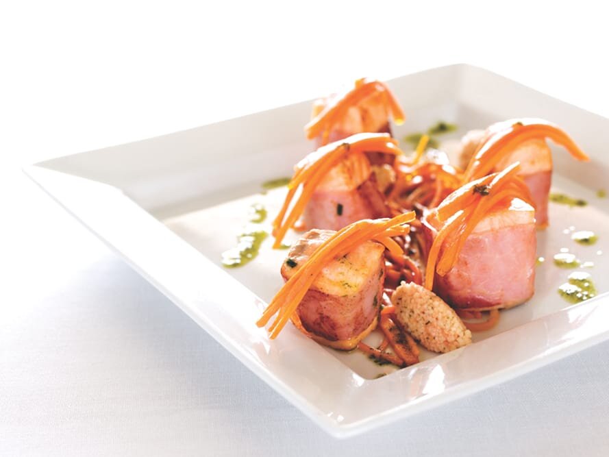 Tacos de salmão com tiras de cenoura salteadas