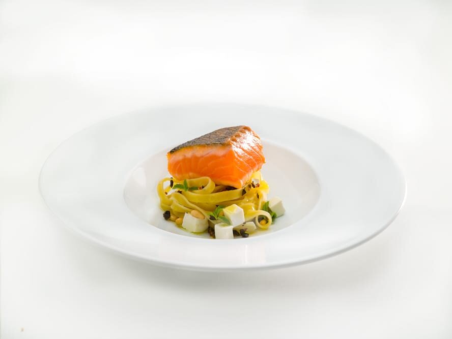 Salmão com tagliatelli, pinhões, queijo fresco e poejos