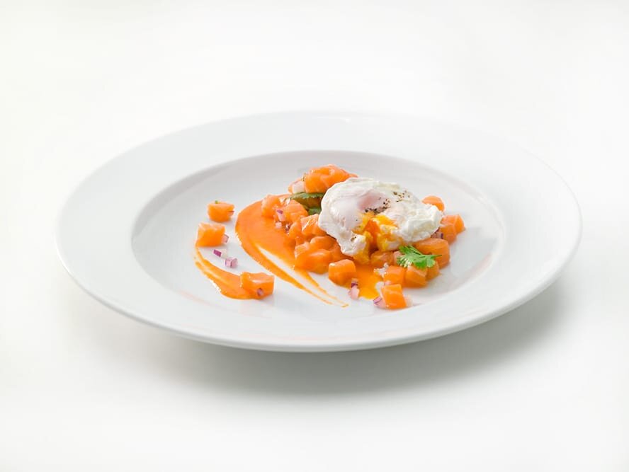 Salmão marinado, ovo escalfado e emulsão de tomate assado