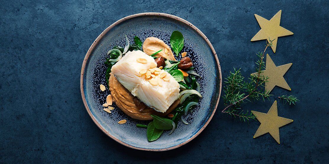 Bacalhau da Noruega confitado com puré de castanhas e cebolada de espinafres
