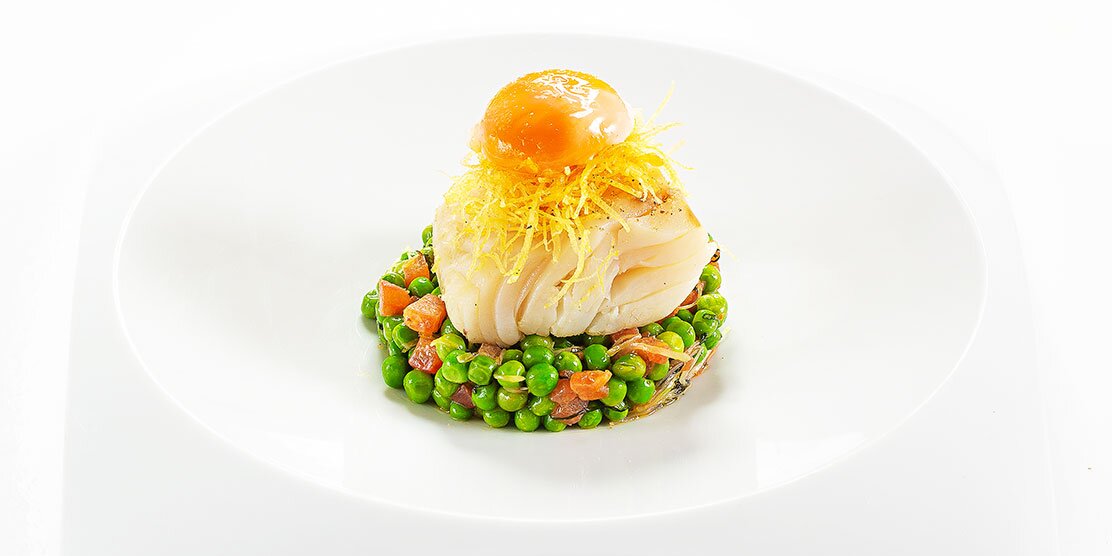 Bacalhau da Noruega confitado com salada tépida de ervilhas e batata crocante