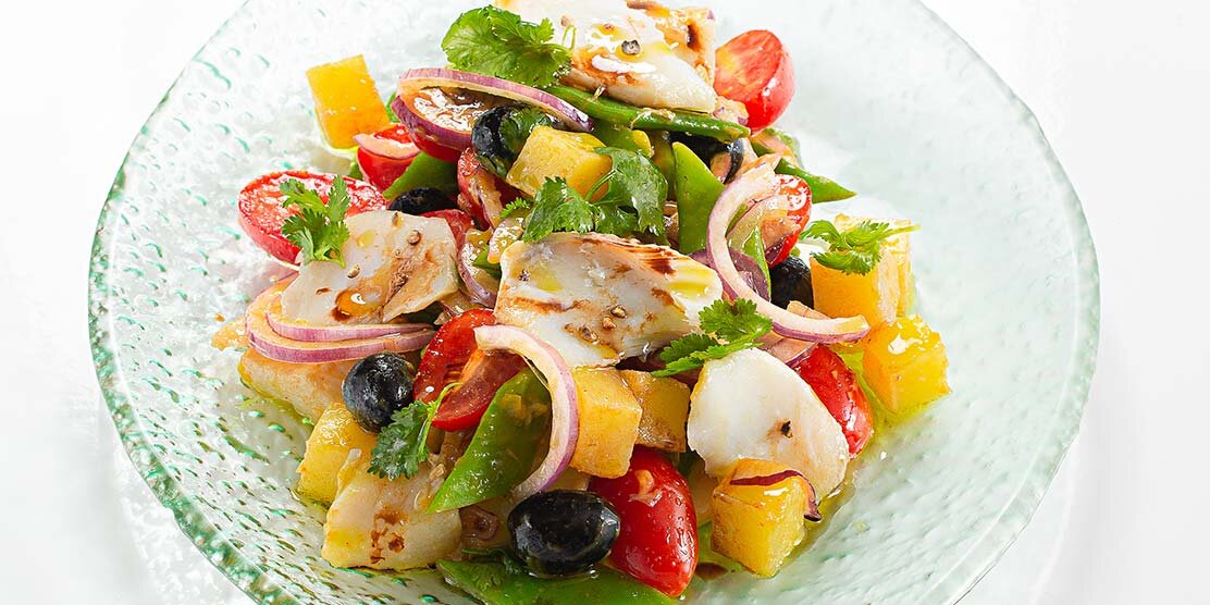 Bacalhau da Noruega lascado com feijão verde, tomate cherry e coentros