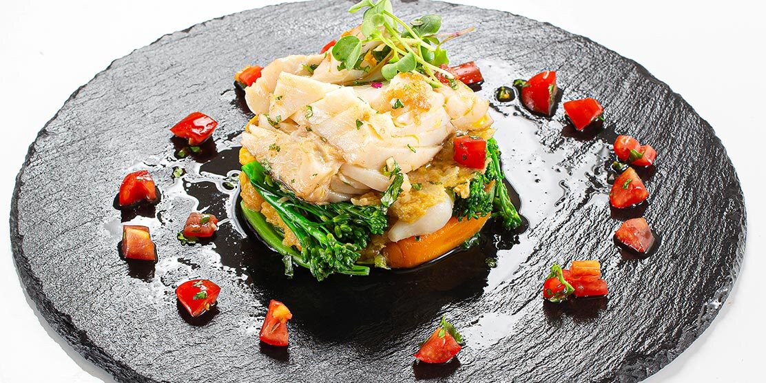 Bacalhau da Noruega Escalfado sobre migas de grão e legumes de Outono