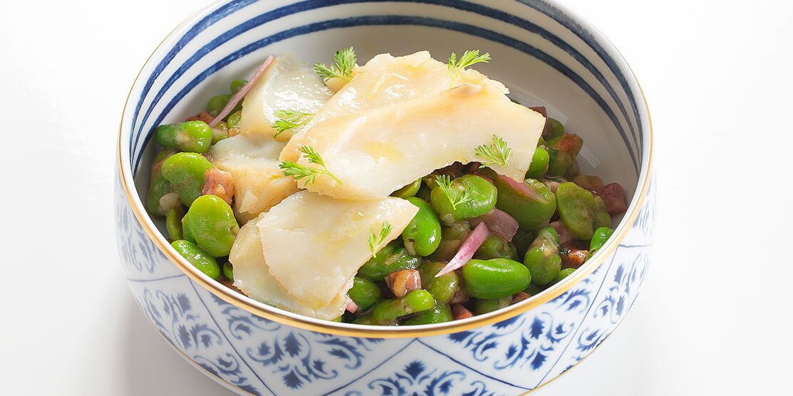 Cachaço de Bacalhau da Noruega confitado, cremoso de favas e chouriço