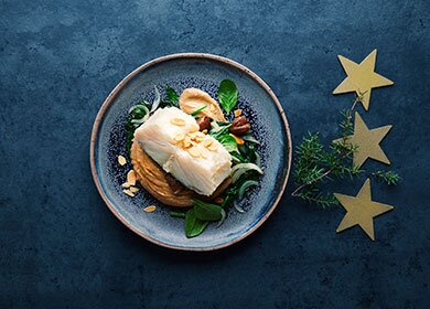 Bacalhau da Noruega confitado com puré de castanhas e cebolada de espinafres