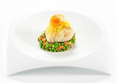 Bacalhau da Noruega confitado com salada tépida de ervilhas e batata crocante