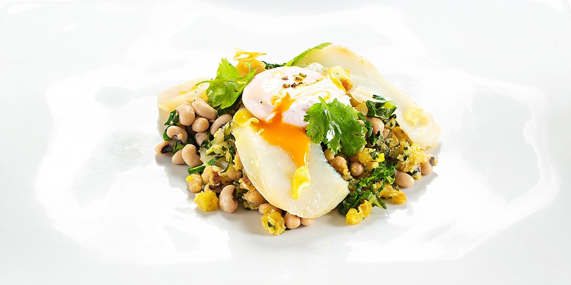 Migas de Bacalhau da Noruega com broa e ovo escalfado