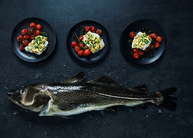 Bacalhau da Noruega assado com salada de tomate