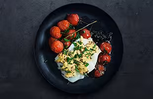 Bacalhau da Noruega assado com salada de tomate