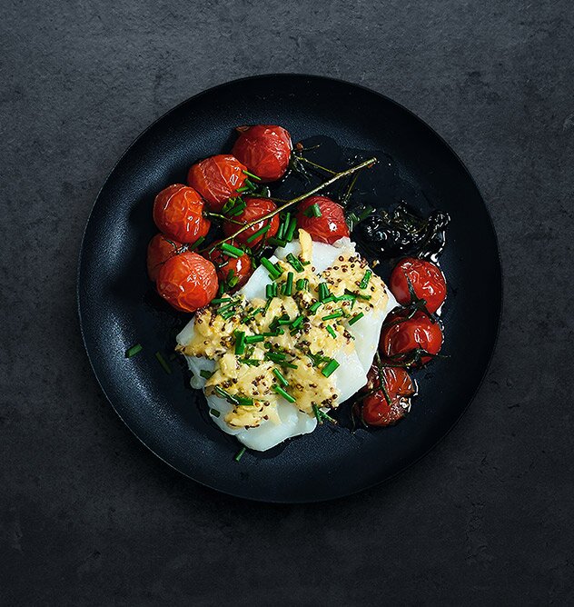 Bacalhau da Noruega assado com salada de tomate