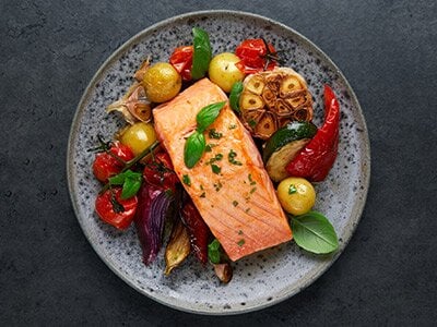 Salmão da Noruega assado no forno com legumes