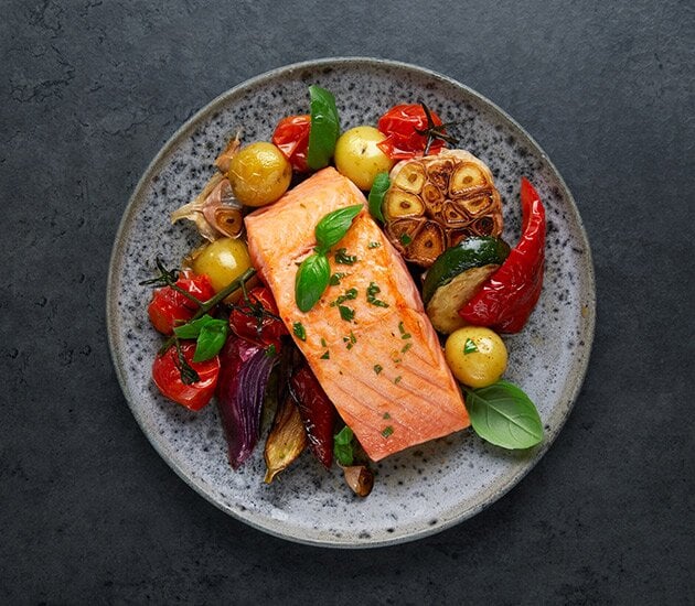 Salmão da Noruega assado no forno com legumes