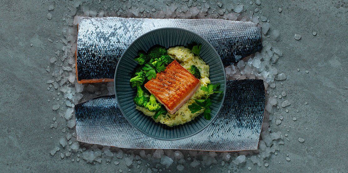 Salmão da Noruega salteado com puré de batata