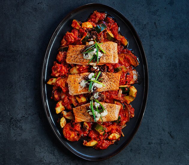 Salmão da Noruega salteado com queijo parmesão