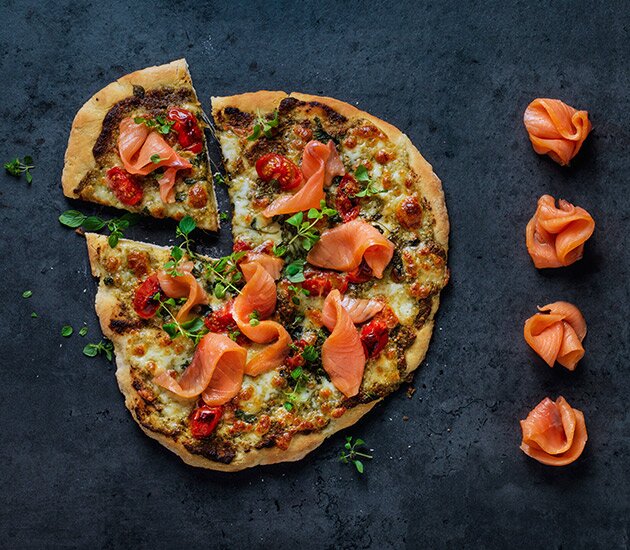 Pizza com pesto, mozzarella e salmão fumado da Noruega