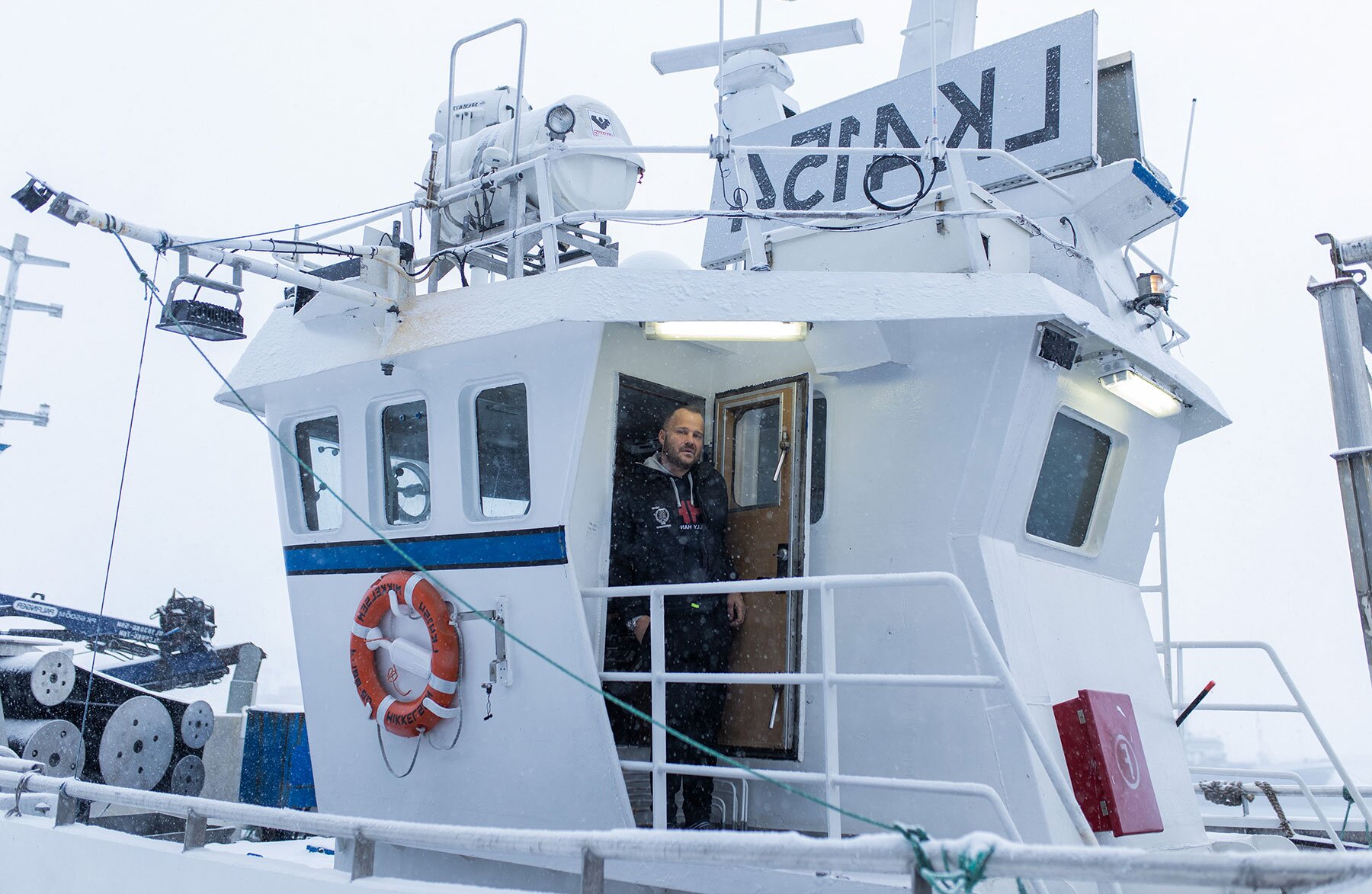 Homem no barco de pesca
