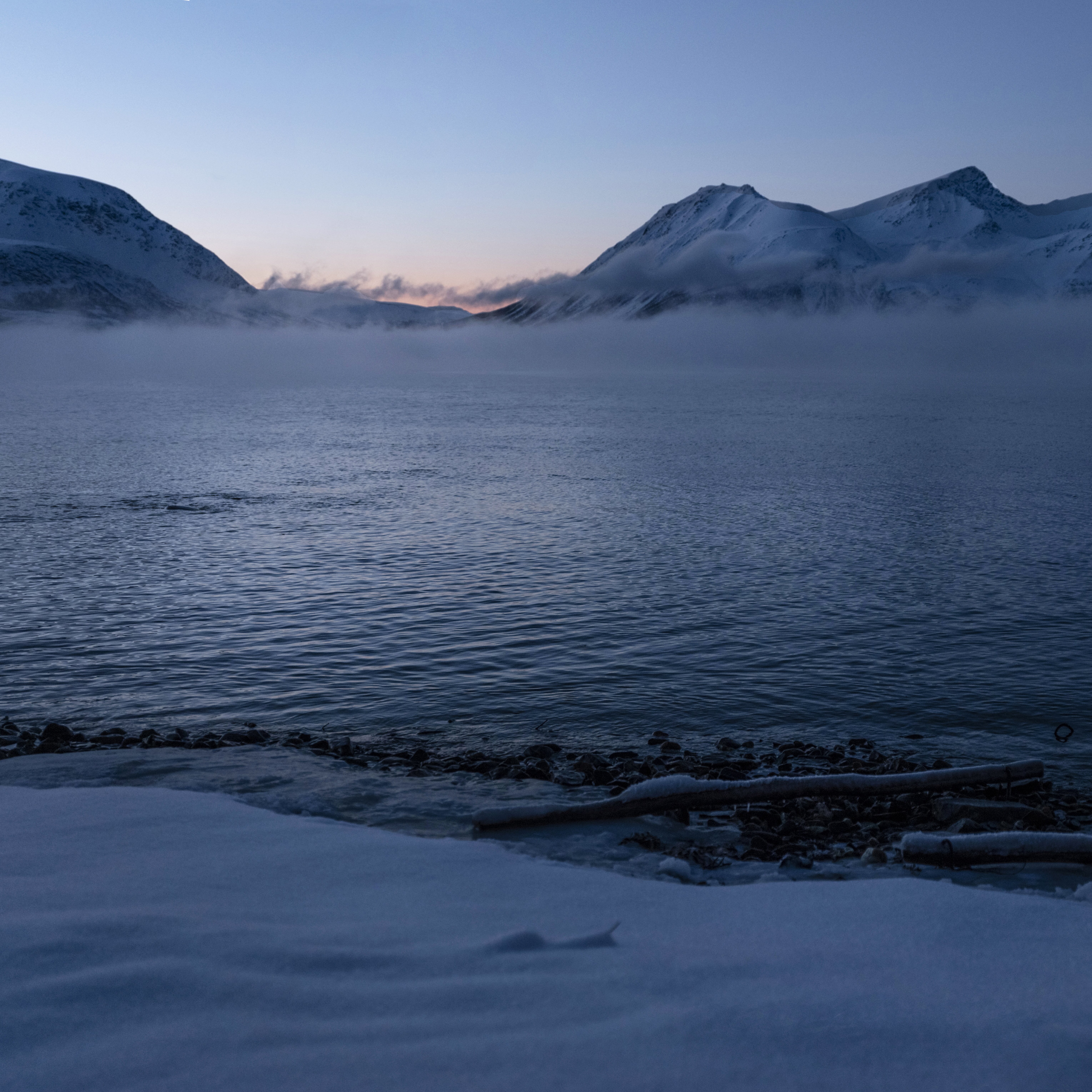 Fiorde norueguês no inverno