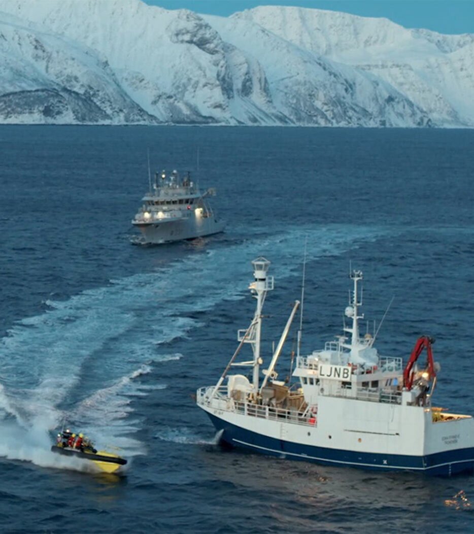 A guarda costeira inspecionando um navio